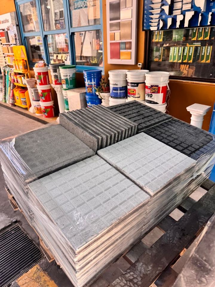 Pallet de baldosas en el local, listo para entregar en obra