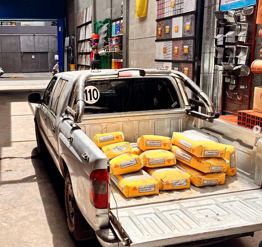 Camioneta cargada en el garage · Materiales Echeverría, corralón en Belgrano