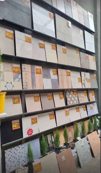 Exhibidor de cerámicos y porcelanatos del local, cada uno con su precio a la vista