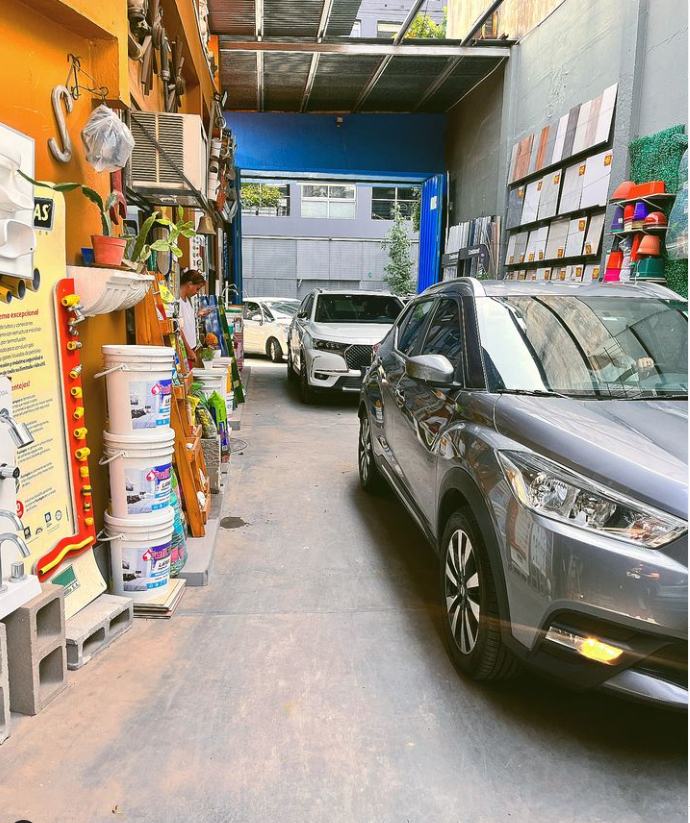 Garage propio del corralón: los clientes entran con el auto a cargar el material