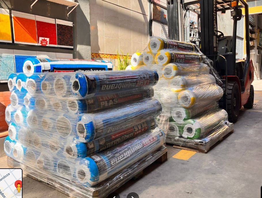 Membranas y autoelevador en el depósito · Materiales Echeverría, corralón en Belgrano