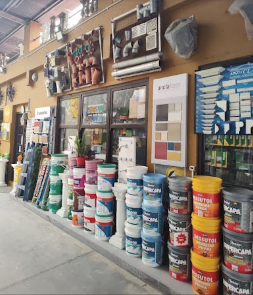 Frente del local de Materiales Echeverría en Belgrano, con pinturas y revestimientos exhibidos